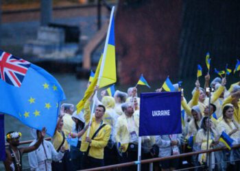 ВІДЕО. Як українські олімпійці пройшли на катері на церемонії відкриття