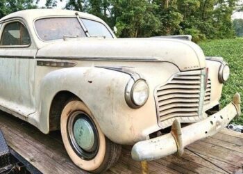 Вінтажне американське авто завелося та поїхало після чотирьох десятиліть простою (ФОТО, ВІДЕО)