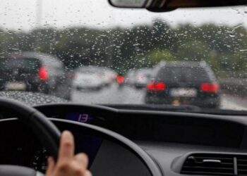 Як їздити в дощ: фахівець нагадав три прості правила