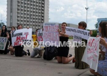 На колінах біля Сумської ОВА родини військових благали повернути хлопців з гарячих точок на сході країни