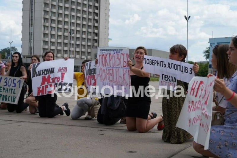 На колінах біля Сумської ОВА родини військових благали повернути хлопців з гарячих точок на сході країни