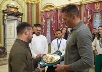 Усик подарував Зеленському свій чемпіонський пояс