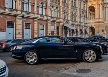 В Одесі помітили Rolls Royce Spectre за 600 тис. доларів