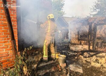 Вогнеборці приборкали масштабне загоряння в с. Кам’янка, що на Тростянеччині