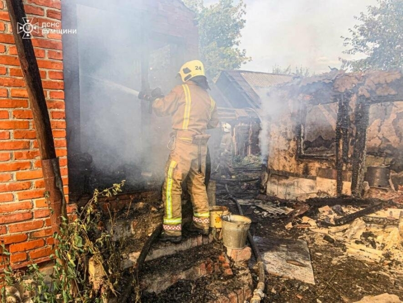 Вогнеборці приборкали масштабне загоряння в с. Кам'янка, що на Тростянеччині