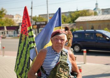 До Сум приїхав 77-річний волонтер Григорій Янченко, який збирає гроші на потреби української армії