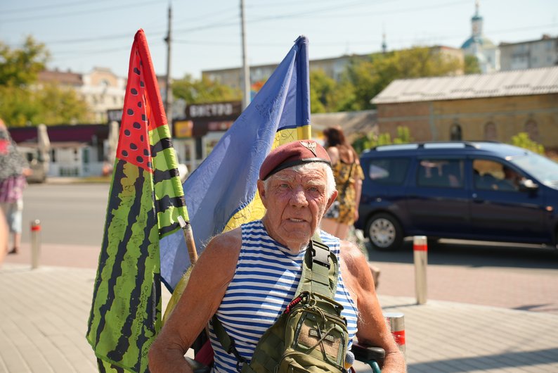 До Сум приїхав 77-річний волонтер Григорій Янченко, який збирає гроші на потреби української армії