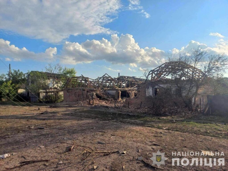 Дві людини отримали поранення через ворожі обстріли на Сумщині: поліцейські показали наслідки влучань