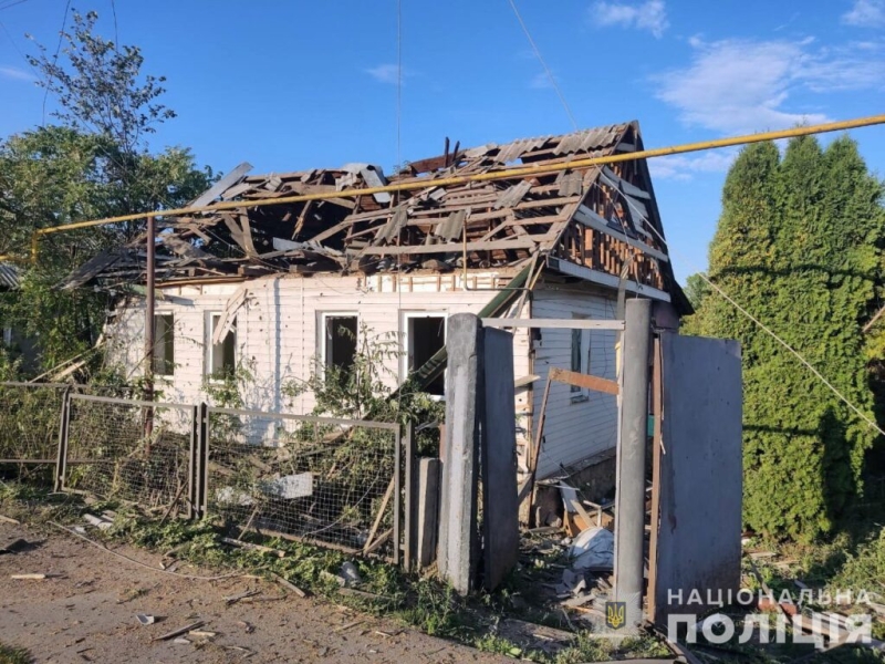 Дві людини отримали поранення через ворожі обстріли на Сумщині: поліцейські показали наслідки влучань