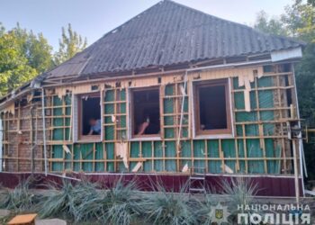 Двоє поранених, пошкоджені будинки та об’єкти критичної інфраструктури: поліцейські Сумщини документують нові злочини росії + ФОТО