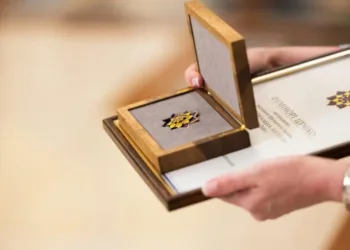 Матвієнко, Баффет, Усик і Харлан: Зеленський вручив відзнаку президента “Національна легенда України”