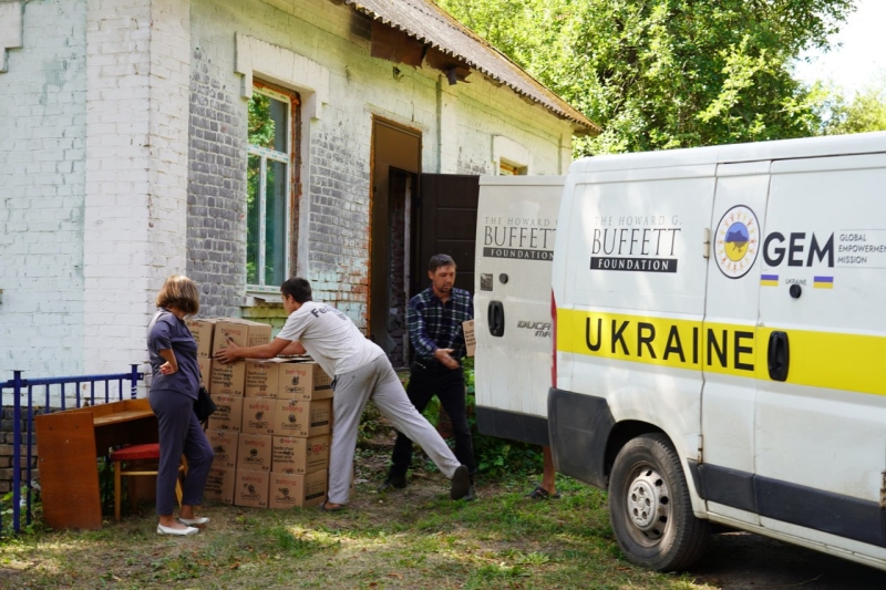 Мешканцям охтирських сіл привезли пакунки з продуктами