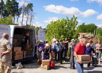 Мешканцям охтирських сіл привезли пакунки з продуктами