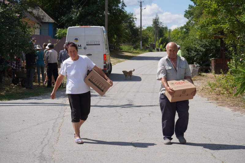 Мешканцям охтирських сіл привезли пакунки з продуктами