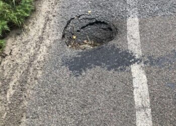 На автодорозі Шостка-Кролевець, через яму на асфальтному покритті, тілесні травми отримала скутеристка