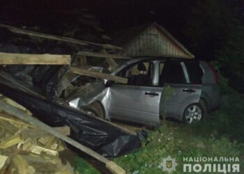 На Глухівщині водійка наїхала на господарчу споруду: поліцейські встановлюють обставини ДТП з потерпілими