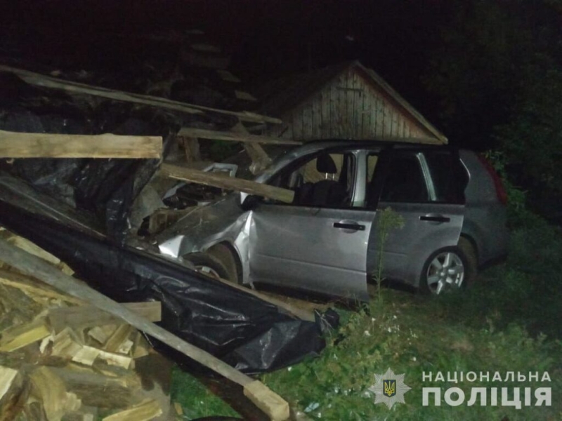 На Глухівщині водійка наїхала на господарчу споруду: поліцейські встановлюють обставини ДТП з потерпілими