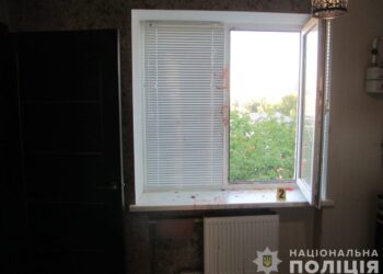 На Шосткинщині чоловік викинув жінку з вікна