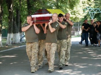 НАВІКИ У НЕБЕСНІЙ ВАРТІ: У РОМЕНСЬКІЙ ГРОМАДІ ПРОВЕЛИ У ОСТАННЮ ПУТЬ ГЕРОЯ – ОЛЕКСАНДРА НОВІКА