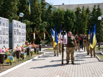 НАВІКИ У НЕБЕСНІЙ ВАРТІ: У РОМЕНСЬКІЙ ГРОМАДІ ПРОВЕЛИ У ОСТАННЮ ПУТЬ ГЕРОЯ – ОЛЕКСАНДРА НОВІКА