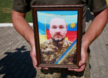 НАВІКИ У НЕБЕСНІЙ ВАРТІ: У РОМЕНСЬКІЙ ГРОМАДІ ПРОВЕЛИ У ОСТАННЮ ПУТЬ ГЕРОЯ – ОЛЕКСАНДРА НОВІКА