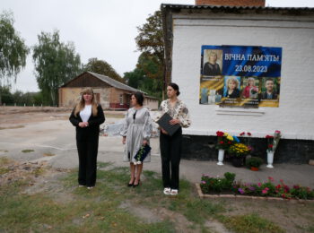 НАЗАВЖДИ У НАШИХ СЕРЦЯХ: У РІЧНИЦЮ ТРАГЕДІЇ РОМЕНСЬКА ГРОМАДА ВШАНУВАЛА ПАМ’ЯТЬ ЗАГИБЛИХ ОСВІТЯН