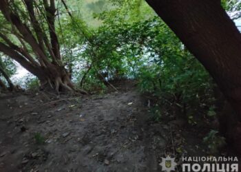 Після невдалої спроби відібрати велосипед, зловмисник забрав у дитини золотий ланцюжок і втік: Сумські поліцейські затримали зловмисника