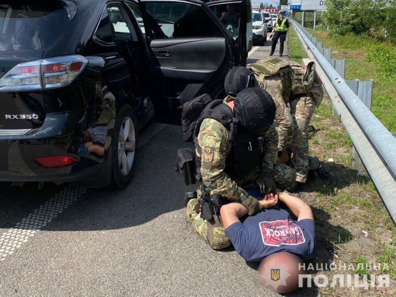 Поліцейські Сумщини ліквідували міжрегіональну злочинну групу, яка переправляла військовозобов’язаних за кордон (+відео)