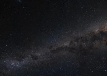 Рідкісне явище: українські полярники показали світлини зоряного неба над станцією “Академік Вернадський”