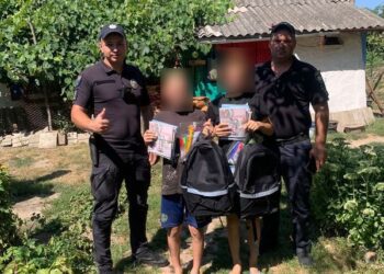 Роменські поліцейські офіцери громади передали дітям канцелярські набори до школи + ФОТО