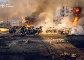 росія атакувала Суми: поранені двоє людей, пошкоджені багатоповерхівки та авто