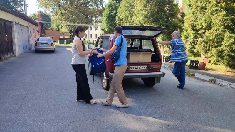 Школярі Роменщини отримали від благодійників шкільні набори + ФОТО