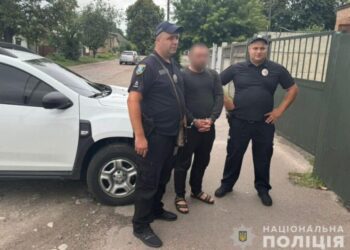 У Конотопі поліцейські затримали чоловіка за сексуальне насильство щодо неповнолітньої
