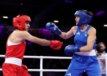 ВІДЕО. Трансгендер зламав носа суперниці на ОІ. Дівчина відмовилася від бою