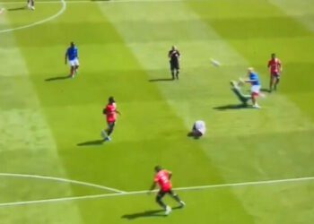 ВІДЕО. Він збожеволів! Голкіпер Лутона вирубав двох гравців за 3 секунди