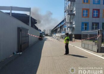 Війська рф вбили двох жителів Сумщини, ще 11 людей зазнали поранень: поліцейські працюють на місці авіаудару