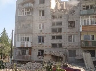 Ворог скинув КАБи на житловий квартал у Свесі на Сумщині: є загиблі та поранені