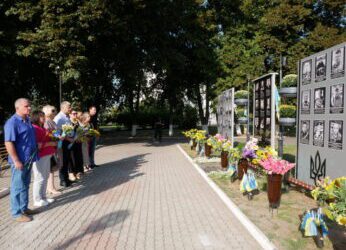 ЖИТТЯ ВІДДАНІ ЗА ЖОВТЕ ПОЛЕ ТА СИНЄ НЕБО: У РОМЕНСЬКІЙ ГРОМАДІ ВШАНУВАЛИ ПАМ’ЯТЬ ЗАХИСНИКІВ УКРАЇНИ