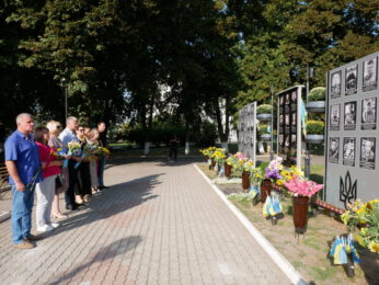 ЖИТТЯ ВІДДАНІ ЗА ЖОВТЕ ПОЛЕ ТА СИНЄ НЕБО: У РОМЕНСЬКІЙ ГРОМАДІ ВШАНУВАЛИ ПАМ’ЯТЬ ЗАХИСНИКІВ УКРАЇНИ