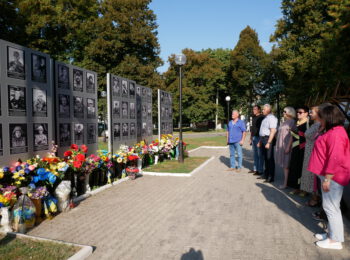 ЖИТТЯ ВІДДАНІ ЗА ЖОВТЕ ПОЛЕ ТА СИНЄ НЕБО: У РОМЕНСЬКІЙ ГРОМАДІ ВШАНУВАЛИ ПАМ’ЯТЬ ЗАХИСНИКІВ УКРАЇНИ