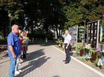 ЖИТТЯ ВІДДАНІ ЗА ЖОВТЕ ПОЛЕ ТА СИНЄ НЕБО: У РОМЕНСЬКІЙ ГРОМАДІ ВШАНУВАЛИ ПАМ’ЯТЬ ЗАХИСНИКІВ УКРАЇНИ