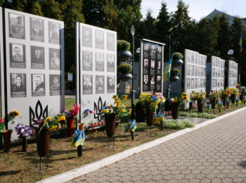 ЖИТТЯ ВІДДАНІ ЗА ЖОВТЕ ПОЛЕ ТА СИНЄ НЕБО: У РОМЕНСЬКІЙ ГРОМАДІ ВШАНУВАЛИ ПАМ’ЯТЬ ЗАХИСНИКІВ УКРАЇНИ