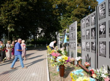 ЖИТТЯ ВІДДАНІ ЗА ЖОВТЕ ПОЛЕ ТА СИНЄ НЕБО: У РОМЕНСЬКІЙ ГРОМАДІ ВШАНУВАЛИ ПАМ’ЯТЬ ЗАХИСНИКІВ УКРАЇНИ