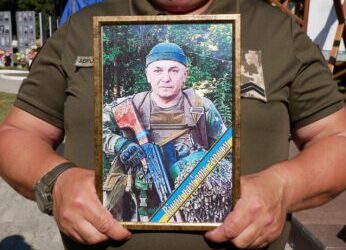 ЗНОВУ СКРИПНУЛА НЕБЕСНА БРАМА: РОМЕНСЬКА ГРОМАДА ПРОВЕЛА В ОСТАННЮ ПУТЬ ГЕРОЯ – ОЛЕКСАНДРА ВАКУЛУ