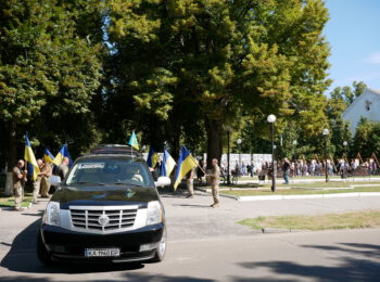 ЗНОВУ СКРИПНУЛА НЕБЕСНА БРАМА: РОМЕНСЬКА ГРОМАДА ПРОВЕЛА В ОСТАННЮ ПУТЬ ГЕРОЯ – ОЛЕКСАНДРА ВАКУЛУ