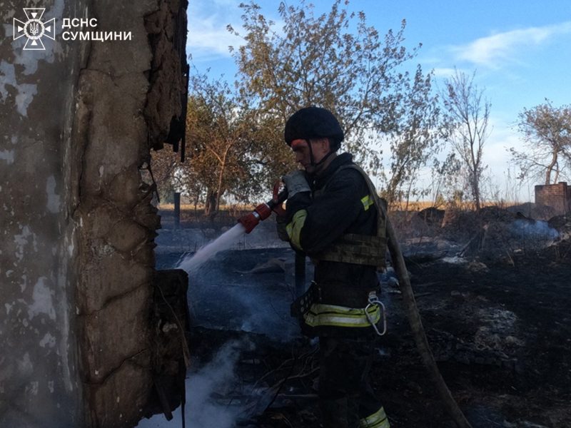 Упродовж доби рятувальники 4 рази ліквідовували пожежі, які виникли в житловому секторі через ворожі обстріли на Сумщині