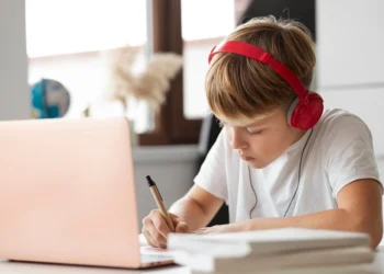 Чому обирають онлайн школи з живими уроками в Україні