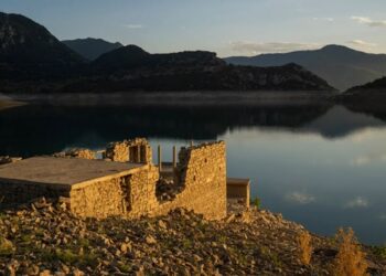 У Греції через посуху виявили залишки затонулого села