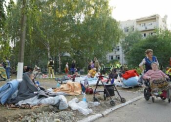 Евакуацію пацієнтів розбомбленого пансіонату у Сумах завершено: одна людина загинула, 14 постраждали