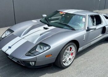 Капсула часу з 2000-х: виявлено 18-річний суперкар Ford у заводському пакуванні (ФОТО)